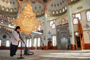 Cami ve mescitlerde temizlik bitmiyor