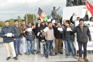&Ccedil;alışma izni i&ccedil;in pankart a&ccedil;tılar