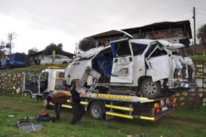 &Ouml;ğrenci servisi tarlaya u&ccedil;tu: 12 yaralı