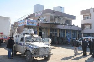 Cizre'de bir iş yerine roket isabet etti