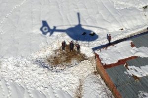 Helitaksi mahsur kalan &ccedil;obanlar i&ccedil;in havalandı