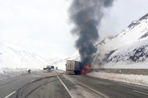 Buzda kayan TIR duvara &ccedil;arpınca yandı