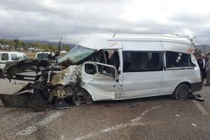 &Ouml;ğrenci servisi devrildi: 12 yaralı