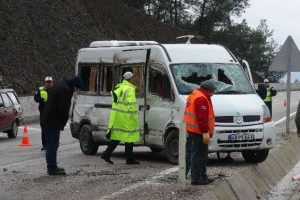 İş&ccedil;i minib&uuml;s&uuml; devrildi: 15 yaralı