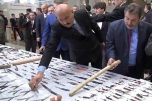 Adliyede yakalanan su&ccedil; aletleri dehşete d&uuml;ş&uuml;rd&uuml;