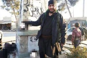 Kesik kafalarla poz veren T&uuml;rk IŞİD'ci &ouml;ld&uuml;r&uuml;ld&uuml;