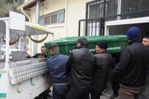 Banyodaki k&ouml;m&uuml;r kovasından zehirlendiler