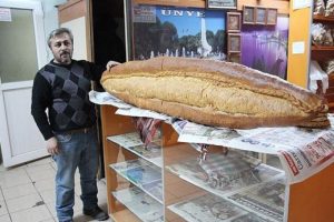 Boyundan b&uuml;y&uuml;k ekmek yaptı!