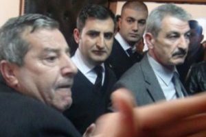 Vatandaş m&uuml;d&uuml;r&uuml;n odasını bastı