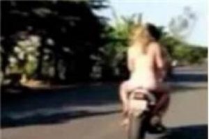 Motosiklete &ccedil;ıplak binince...