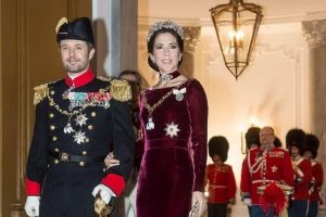 Veliaht Prens Frederik kuralları &ccedil;iğneyince...