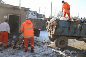 2 odalı evden 10 trakt&ouml;r &ccedil;&ouml;p &ccedil;ıkarıldı