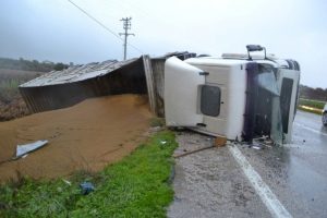 Şiddetli fırtına ve kaygan yol TIR'ı devirdi
