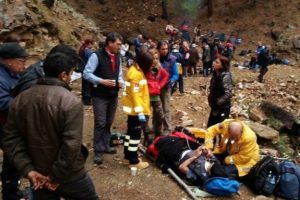 Acil Sağlık Ekibi hastaya trakt&ouml;rle ulaştı