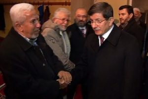 Davutoğlu saldırıya uğrayan camiyi ziyaret etti