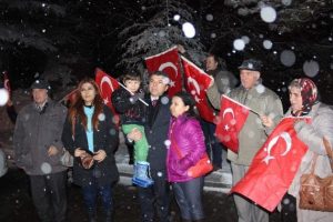 T&uuml;rk bayrakları ile karşılandı