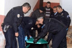 Evinde boğazı kesilerek &ouml;ld&uuml;r&uuml;lm&uuml;ş