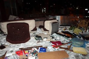 Evi terk eden karısına kızıp eşyaları balkondan attı