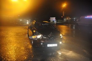 Kar yolu kapattı, kayalar otomobilin &uuml;zerine d&uuml;şt&uuml;