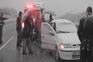 Kar yağışı altında otobanda can pazarı