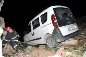 U&ccedil;uruma s&uuml;rd&uuml;ğ&uuml; ara&ccedil;, kaya par&ccedil;asına asılı kaldı