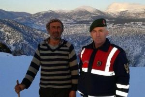 Bursa'da jandarmadan mahsur kalan &ccedil;obana yiyecek