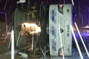 Yolcu otob&uuml;s&uuml; devrildi: 21 yaralı