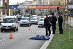 Hastaneye giderken otomobil altında &ouml;ld&uuml;