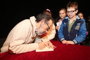 &Uuml;nl&uuml; yazar Bursa'da &ccedil;ocuklarla buluştu