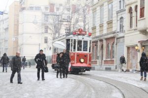 Kar yağdı toplu taşıma ara&ccedil;ları doldu