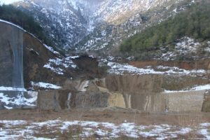Heyelan yol kapattı
