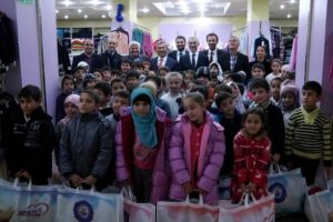 Suriyeli &ccedil;ocuklara kışlık kıyafet yardımı