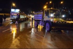 Belediye otob&uuml;s&uuml; kar k&uuml;reme aracına &ccedil;arptı