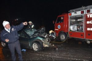 Halk otob&uuml;s&uuml; ile otomobil kafa kafaya &ccedil;arpıştı