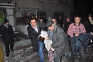 Annesini ve kardeşlerini rehin aldı!