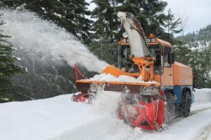 Yollar a&ccedil;ılınca elektriğe kavuştular