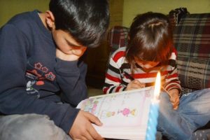 Mum ışığında m&uuml;cadele edip doktor olacak