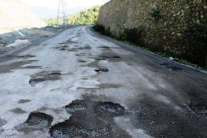 Bursa'da kar yolları tahrip etti! Ara&ccedil;ların lastikleri...
