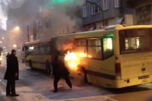 Bursa'da yolcu otob&uuml;s&uuml; alev alev!