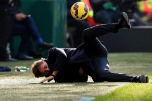 Mancini yine yere kapaklandı!