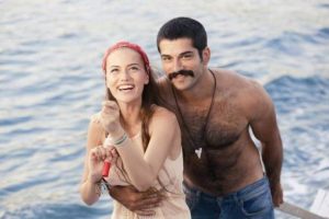 Fahriye Evcen kıyafetleriyle dikkat &ccedil;ekti