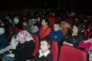 G&ouml;rme engelli &ccedil;ocukların sinema keyfi