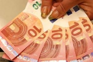 Euro tedav&uuml;le &ccedil;ıktığı ilk g&uuml;ne geri d&ouml;nd&uuml;
