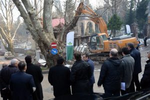 Pınarbaşı Şehitliği g&ouml;r&uuml;nt&uuml; kirliliğinden arınıyor