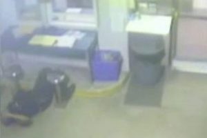 Kalp krizi ge&ccedil;iren polisi kelep&ccedil;eli mahkum kurtardı