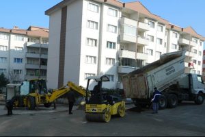 Belediye yolları onarıyor