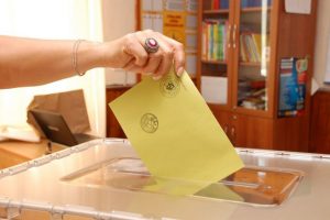 &Uuml;nl&uuml; anket&ccedil;iden &ccedil;arpıcı se&ccedil;im anketi!