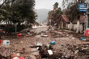 Antalya fırtınanın izlerini silmeye &ccedil;alışıyor