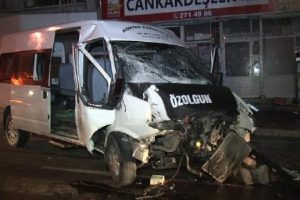 Minib&uuml;s direğe &ccedil;arptı