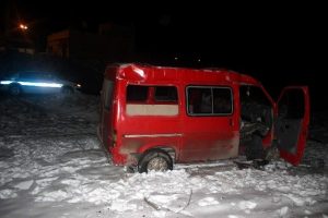 Minib&uuml;s boş tarlaya u&ccedil;tu